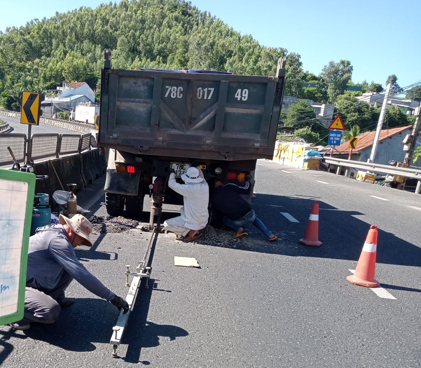 Công tác khảo sát mặt đường, kết cấu, màng sơn kẻ đường